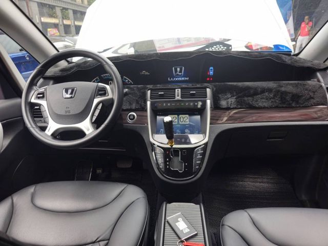 七人座 天窗 360環景 雙螢幕  IKEY 雙電滑門 定速 循跡 魚眼 HID  第11張相片