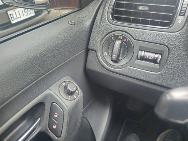 僅跑七萬 一手車 原廠保養(剛保養完) 無待修 熱門小車 要買要快  第16張相片