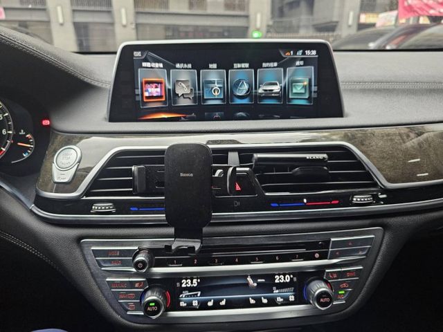 740LI/抬頭顯示器/衛星導航 /環景/倒車顯影/盲點偵測  第8張相片