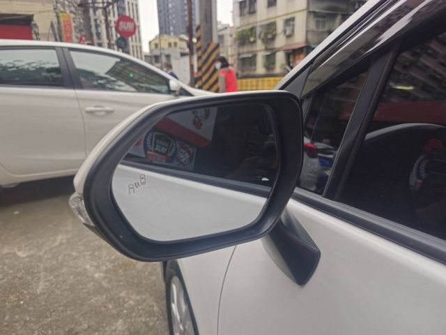 1.8新車保固中/5人座/雙滑門/摸門/免鑰匙啟動/車道偏移  第11張相片