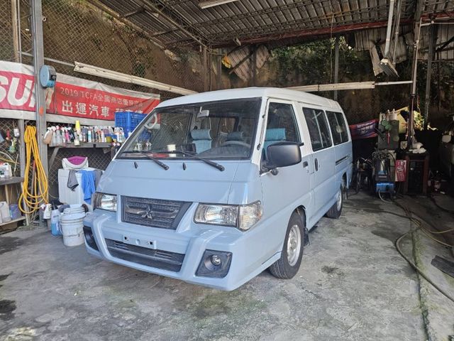 僅跑4萬 3人座 客貨車 改雙色珍珠白+水泥灰 露營首選  第1張相片