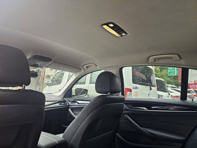 一手車 可認證 原鈑件  IKEY 摸門解鎖 盲點偵測 氣氛燈  第10張相片