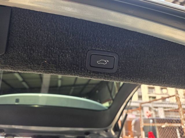 頂級安全與配備 ACC跟車 電動尾門 倒車顯影 電動收折 電動記憶椅 電子手煞  第8張相片