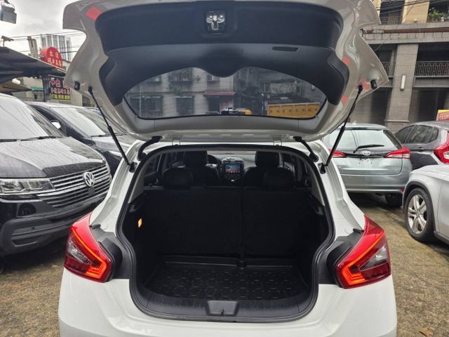 全車原鈑件 優質代步 多功能安卓主機 CARPLAY 藍牙音樂 ABS 循跡防滑 倒車影像 胎壓偵測  第7張相片
