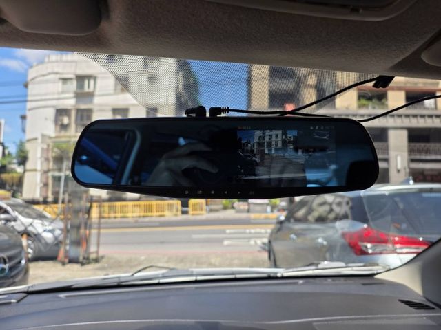僅跑10萬 可認證 車超美 恆溫 旅行架 大空間 省油代步首選  第15張相片