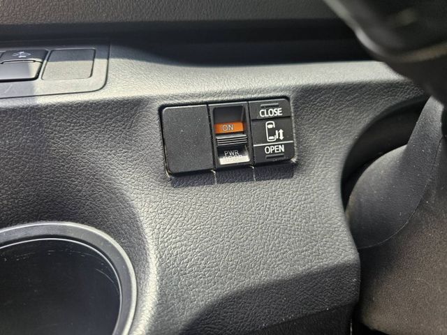 單邊電動滑門、定速、車道偏移、車前雷達、預警系統、防滑、盲點偵測、多功能方向盤、倒車顯影  第10張相片
