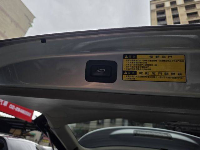 車況超優 倒車顯影 網路電視 藍芽音樂 電尾門 雙側電滑門 高清數位前後錄影  第三排電動收折  第8張相片