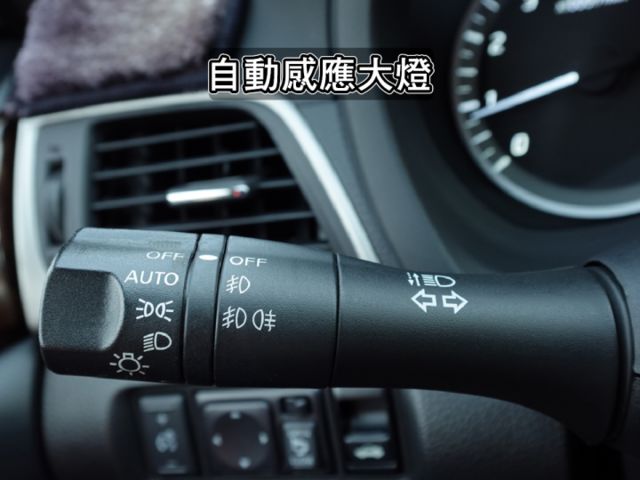 ▲豪華影音版，里程保證，全程原廠保養▲一手家庭用車，原鈑件認證▲免鑰匙，恆溫，定速，感應大燈，免頭款可全貸  第10張相片