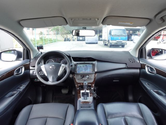 ▲頂級豪華版，只跑９萬，全車原鈑件▲升級導航/電視+倒車顯影▲免鑰匙，恆溫，定速，感應大燈▲原鈑件認證▲可全額貸款  第5張相片