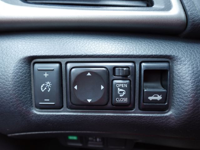▲頂級豪華版，只跑９萬，全車原鈑件▲升級導航/電視+倒車顯影▲免鑰匙，恆溫，定速，感應大燈▲原鈑件認證▲可全額貸款  第18張相片