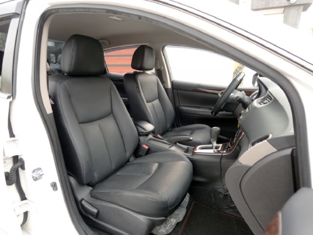 ▲推薦代步車，里程保證，全車原鈑件▲升級八核安卓＋CarPlay＋測速雷達＋行車記錄器▲定速巡航，胎壓偵測，感應大燈  第9張相片