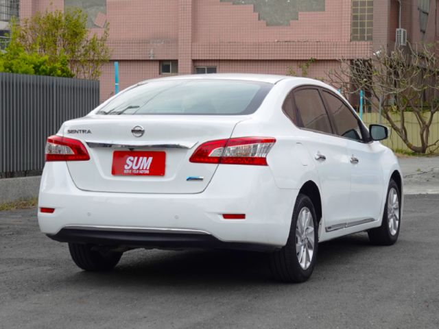 ▲豪華影音版，只跑８萬，認證車~全台保固▲推薦代步房車，省油省稅好顧▲原廠導航／電視，免鑰匙，恆溫，定速，感應大燈  第4張相片