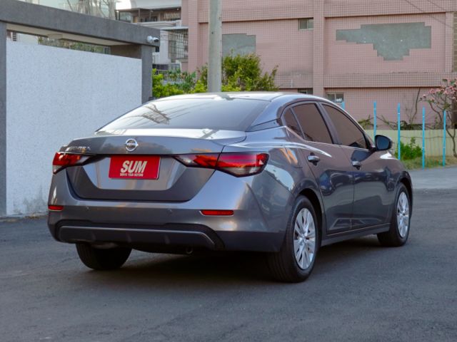 ▲全新改款，里程１萬，原廠保固中▲一手車庫車，近全新內裝▲ACC跟車，車道偏移，六氣囊，免鑰匙，感應大燈，胎壓偵測  第4張相片