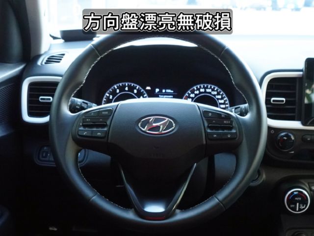 ▲最頂級GLC雙色版，選配五萬元～盲點＋環景，加五年延長保固▲里程２萬多，原鈑件▲車道偏移，六氣囊，免鑰匙，恆溫，定速  第9張相片