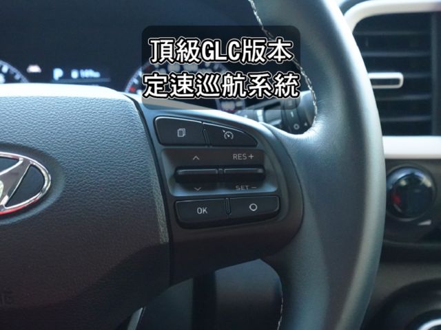 ▲最頂級GLC雙色版，選配五萬元～盲點＋環景，加五年延長保固▲里程２萬多，原鈑件▲車道偏移，六氣囊，免鑰匙，恆溫，定速  第10張相片