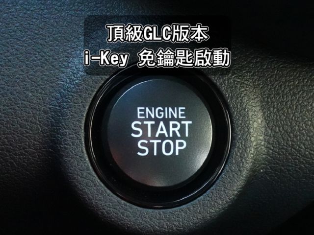 ▲最頂級GLC雙色版，選配五萬元～盲點＋環景，加五年延長保固▲里程２萬多，原鈑件▲車道偏移，六氣囊，免鑰匙，恆溫，定速  第12張相片