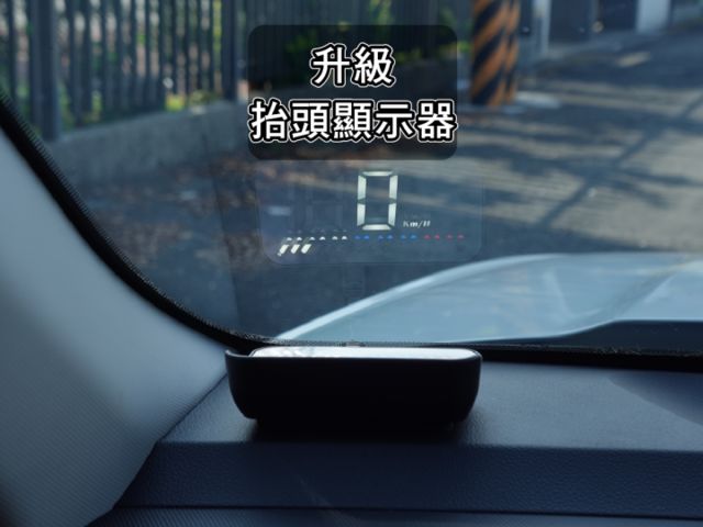 ▲最頂級GLC雙色版，選配五萬元～盲點＋環景，加五年延長保固▲里程２萬多，原鈑件▲車道偏移，六氣囊，免鑰匙，恆溫，定速  第17張相片