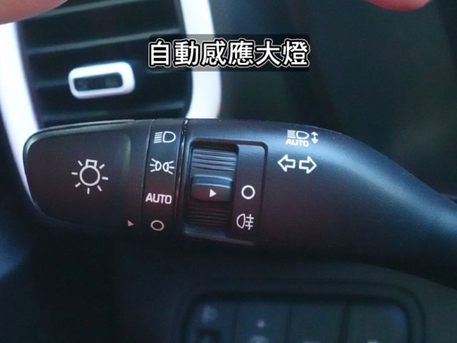 ▲最頂級GLC雙色版，選配五萬元～盲點＋環景，加五年延長保固▲里程２萬多，原鈑件▲車道偏移，六氣囊，免鑰匙，恆溫，定速  第19張相片