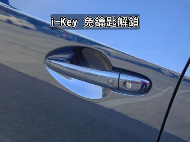▲汽油最頂級版，只跑８萬，全車原鈑件▲日系小休旅，好開好保養▲LED頭燈，六氣囊，盲點，免鑰匙，抬頭顯示，定速，恆溫  第18張相片