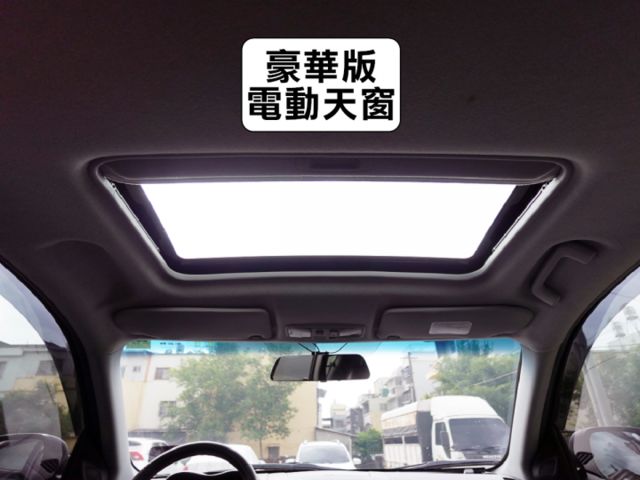▲頂級天窗版，低里程跑少，全車原鈑件▲升級安卓導航機＋胎壓偵測＋抬頭顯示＋前後錄影▲免鑰匙，恆溫，定速，撥片，感應大燈  第8張相片
