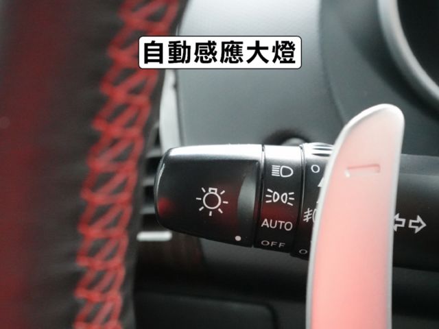 ▲頂級天窗版，低里程跑少，全車原鈑件▲升級安卓導航機＋胎壓偵測＋抬頭顯示＋前後錄影▲免鑰匙，恆溫，定速，撥片，感應大燈  第19張相片
