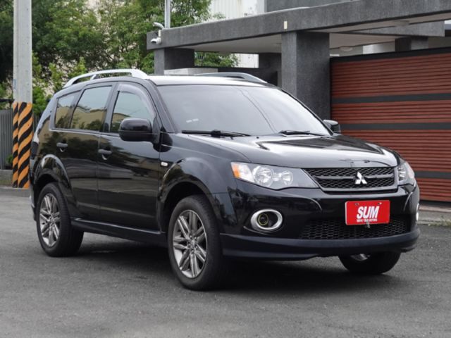 ▲iO特式版，升級影音導航組▲超美無菸車，里程跑少，原鈑件認證▲雙安，恆溫，定速，ABS煞車，可全額貸款  第1張相片