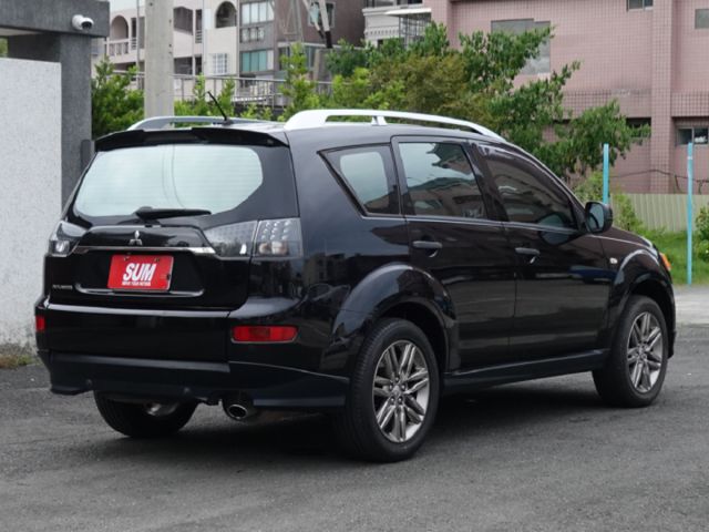 ▲iO特式版，升級影音導航組▲超美無菸車，里程跑少，原鈑件認證▲雙安，恆溫，定速，ABS煞車，可全額貸款  第4張相片