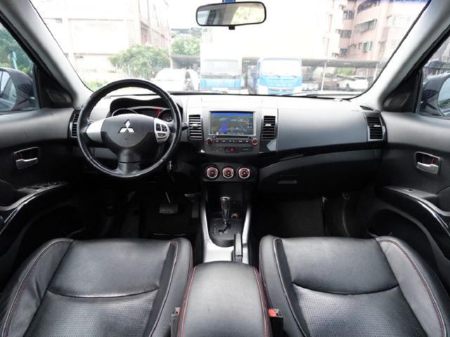 ▲iO特式版，升級影音導航組▲超美無菸車，里程跑少，原鈑件認證▲雙安，恆溫，定速，ABS煞車，可全額貸款  第5張相片