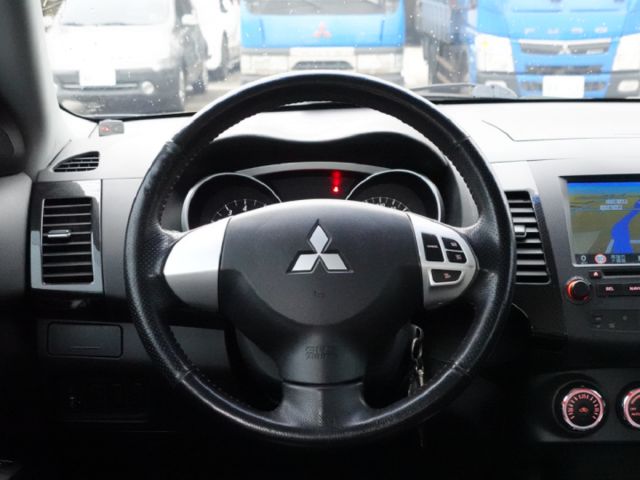 ▲iO特式版，升級影音導航組▲超美無菸車，里程跑少，原鈑件認證▲雙安，恆溫，定速，ABS煞車，可全額貸款  第8張相片