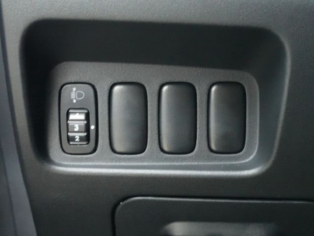 ▲iO特式版，升級影音導航組▲超美無菸車，里程跑少，原鈑件認證▲雙安，恆溫，定速，ABS煞車，可全額貸款  第15張相片