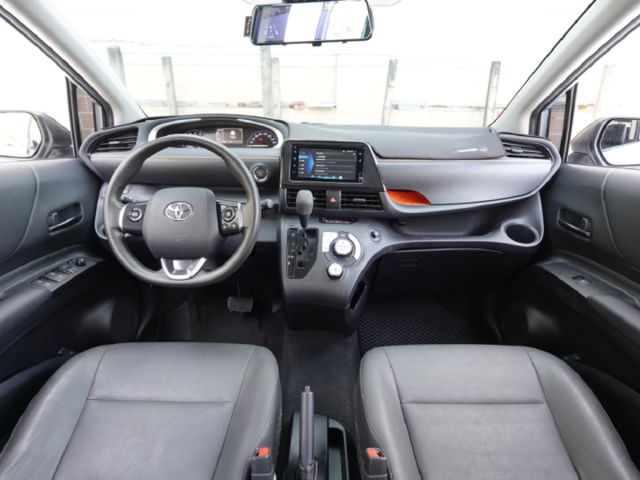 ▲五人座，1.8豪華影音版▲只跑４萬，全原廠保養▲四顆輪胎剛換▲六氣囊，免鑰匙，車道偏移，預防碰撞，手機CarPlay  第4張相片