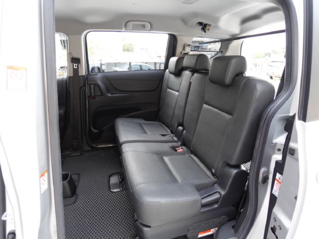 ▲五人座，1.8豪華影音版▲只跑４萬，全原廠保養▲四顆輪胎剛換▲六氣囊，免鑰匙，車道偏移，預防碰撞，手機CarPlay  第6張相片