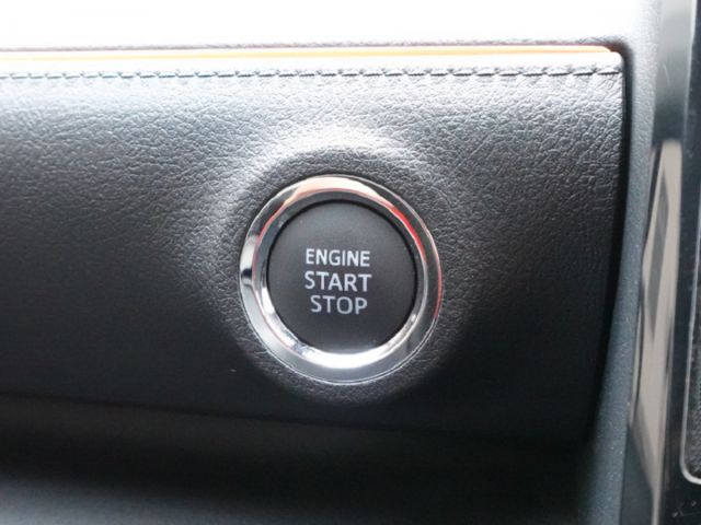 ▲五人座，1.8豪華影音版▲只跑４萬，全原廠保養▲四顆輪胎剛換▲六氣囊，免鑰匙，車道偏移，預防碰撞，手機CarPlay  第9張相片