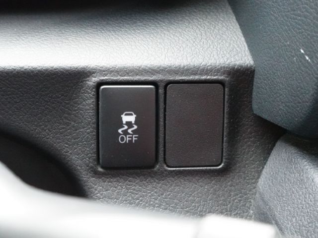 ▲五人座，1.8豪華影音版▲只跑４萬，全原廠保養▲四顆輪胎剛換▲六氣囊，免鑰匙，車道偏移，預防碰撞，手機CarPlay  第15張相片