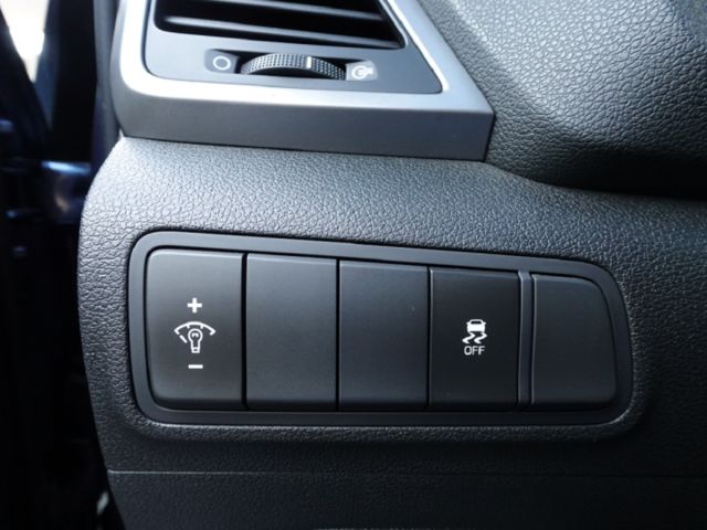 ▲1.6渦輪汽油尊貴，選配盲點▲只跑７萬，原鈑件，全原廠保養▲升級數萬影音配備▲六氣囊，免鑰匙，LED頭燈，電動椅，定速  第14張相片