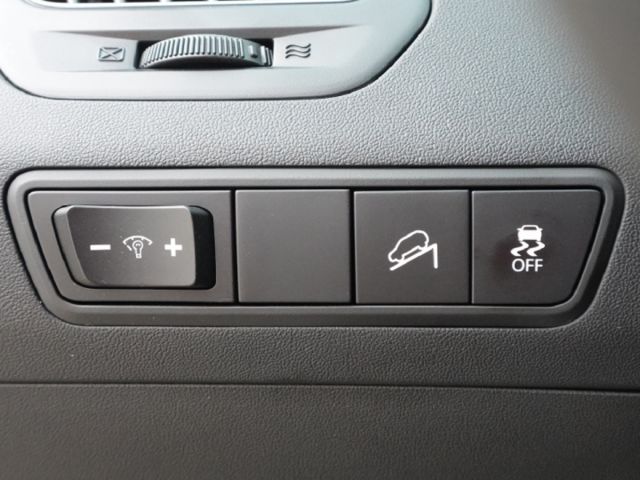 ▲小改款～柴油尊貴型，升級LED頭燈▲只跑７萬多，原鈑件認證▲升級影音導航組▲六氣囊，電動椅，定速，恆溫，循跡  第15張相片