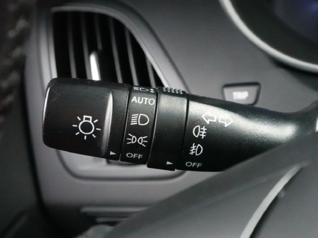 ▲小改款～柴油尊貴型，升級LED頭燈▲只跑７萬多，原鈑件認證▲升級影音導航組▲六氣囊，電動椅，定速，恆溫，循跡  第17張相片