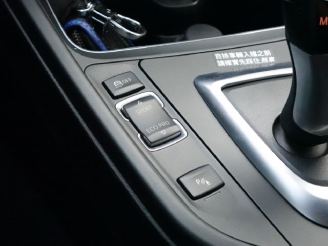 ▲柴油渦輪有力，省油省稅▲只跑８萬多，全車原鈑件▲升級電尾門，前後錄影▲六氣囊，免鑰匙，LED頭燈，電動椅，恆溫  第16張相片