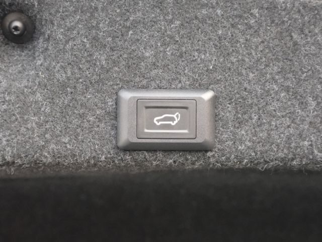 ▲柴油渦輪有力，省油省稅▲只跑８萬多，全車原鈑件▲升級電尾門，前後錄影▲六氣囊，免鑰匙，LED頭燈，電動椅，恆溫  第17張相片