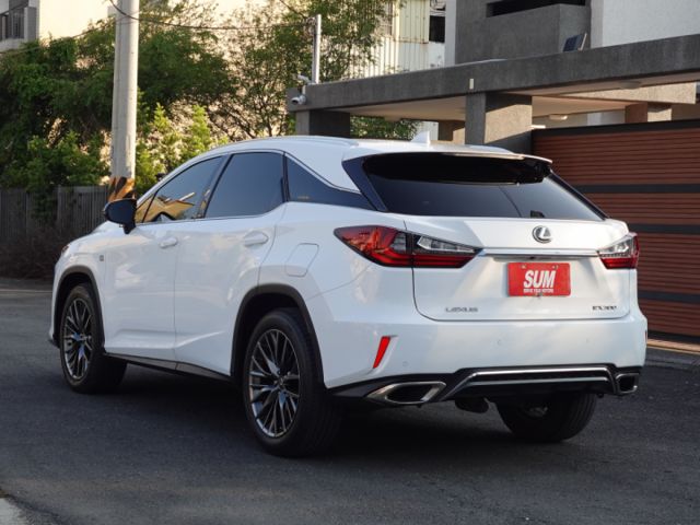 ▲年底車，RX300，F-Sport版▲全原廠保養，全車原鈑件▲全景天窗，Ｆ專屬套件，通風椅，電尾門，無線充電  第2張相片