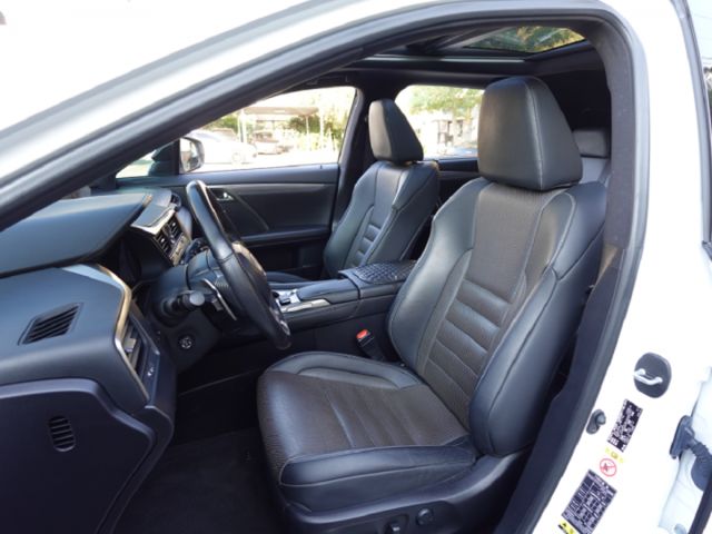 ▲年底車，RX300，F-Sport版▲全原廠保養，全車原鈑件▲全景天窗，Ｆ專屬套件，通風椅，電尾門，無線充電  第5張相片