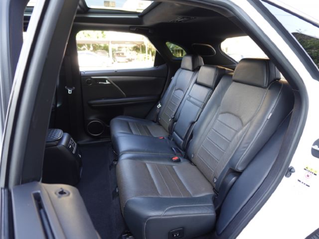 ▲年底車，RX300，F-Sport版▲全原廠保養，全車原鈑件▲全景天窗，Ｆ專屬套件，通風椅，電尾門，無線充電  第6張相片