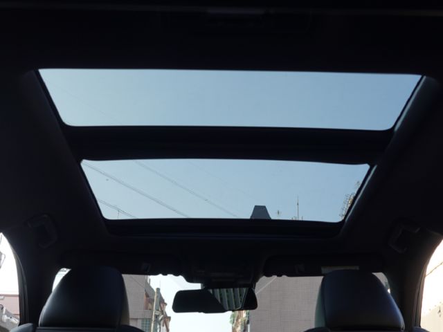 ▲年底車，RX300，F-Sport版▲全原廠保養，全車原鈑件▲全景天窗，Ｆ專屬套件，通風椅，電尾門，無線充電  第7張相片