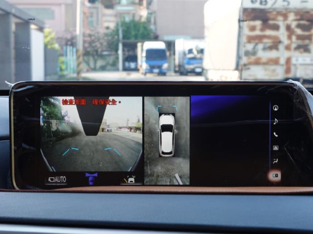 ▲年底車，RX300，F-Sport版▲全原廠保養，全車原鈑件▲全景天窗，Ｆ專屬套件，通風椅，電尾門，無線充電  第14張相片