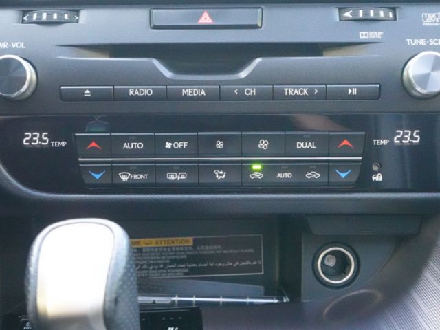 ▲年底車，RX300，F-Sport版▲全原廠保養，全車原鈑件▲全景天窗，Ｆ專屬套件，通風椅，電尾門，無線充電  第17張相片