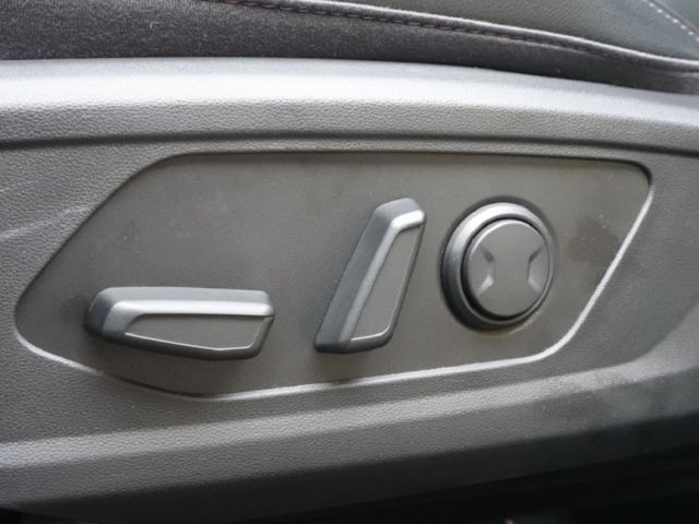 ▲汽油最頂級Ｂ版，只跑２萬，原廠保固中▲超美無菸車，原鈑件認證▲Lv2跟車，盲點，電尾門，六氣囊，免鑰匙，電動椅  第13張相片