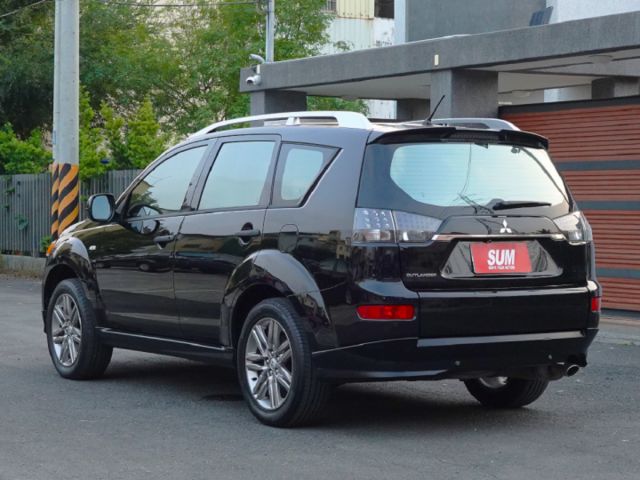 ▲iO特式版，升級影音導航組▲超美無菸車，里程跑少，原鈑件認證▲雙安，恆溫，定速，ABS煞車，可全額貸款  第2張相片