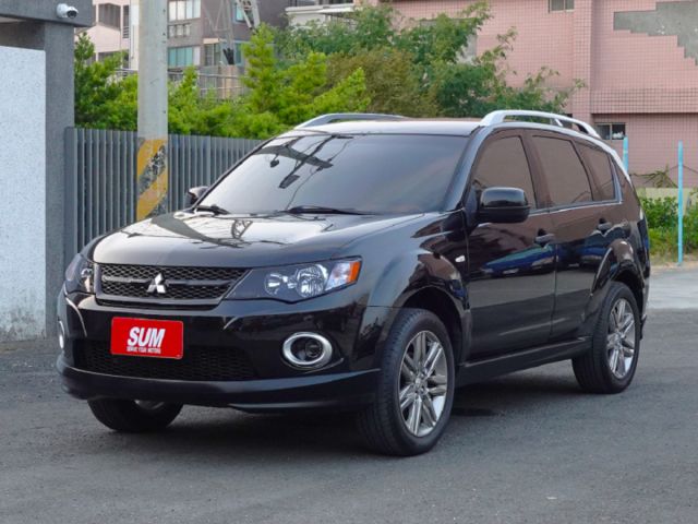 ▲iO特式版，升級影音導航組▲超美無菸車，里程跑少，原鈑件認證▲雙安，恆溫，定速，ABS煞車，可全額貸款  第3張相片