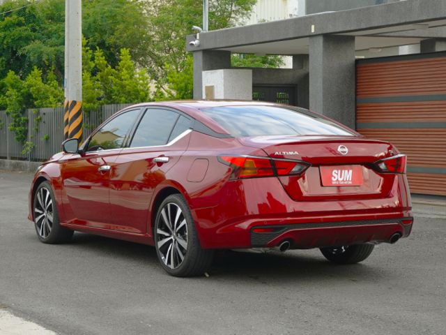 ▲小改款，無引擎炸缸問題▲只跑３千公里，全車原鈑件▲Lv2跟車，盲點，環景，Bose音響，十氣囊，LED頭燈，免鑰匙  第2張相片