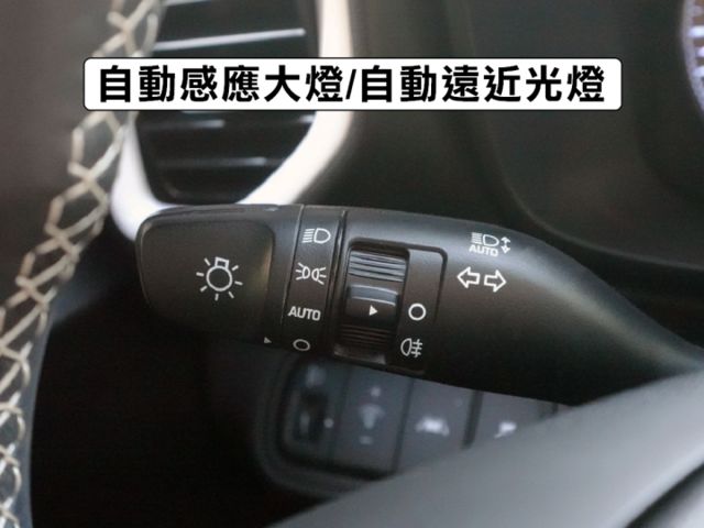 ▲最頂級GLC版，原廠保固至28年1月▲只跑３萬，全車原鈑件▲四顆輪胎剛換不久▲行人預警，車道偏移，六氣囊，免鑰匙，恆溫  第18張相片
